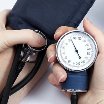 En mesurant la tension artérielle, le degré d’hypertension peut être déterminé.