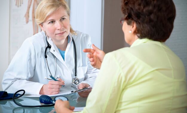 Le cardiologue informera le patient des facteurs de risque d'hypertension.